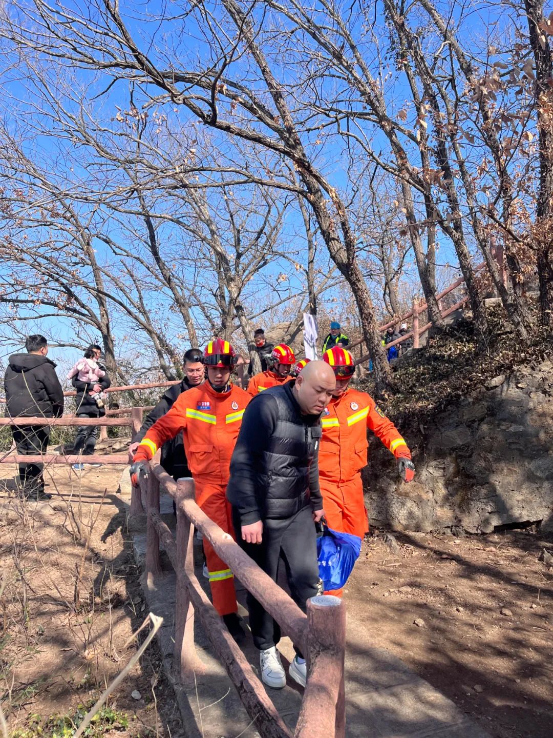 生命至上，孔望山景区上演生命接力